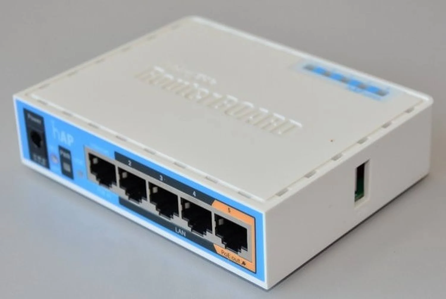 Mikrotik SWITCH RB951ui-2nD compact and powerful Wi-Fi router 2